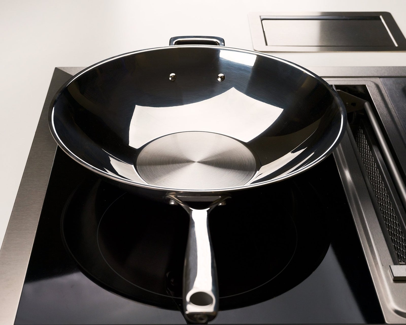 Laden Sie das Bild in den Galerie-Viewer, Wok avec un noyau en cuivre 36cm
