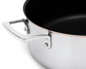 Sauteuse avec un noyau en cuivre
