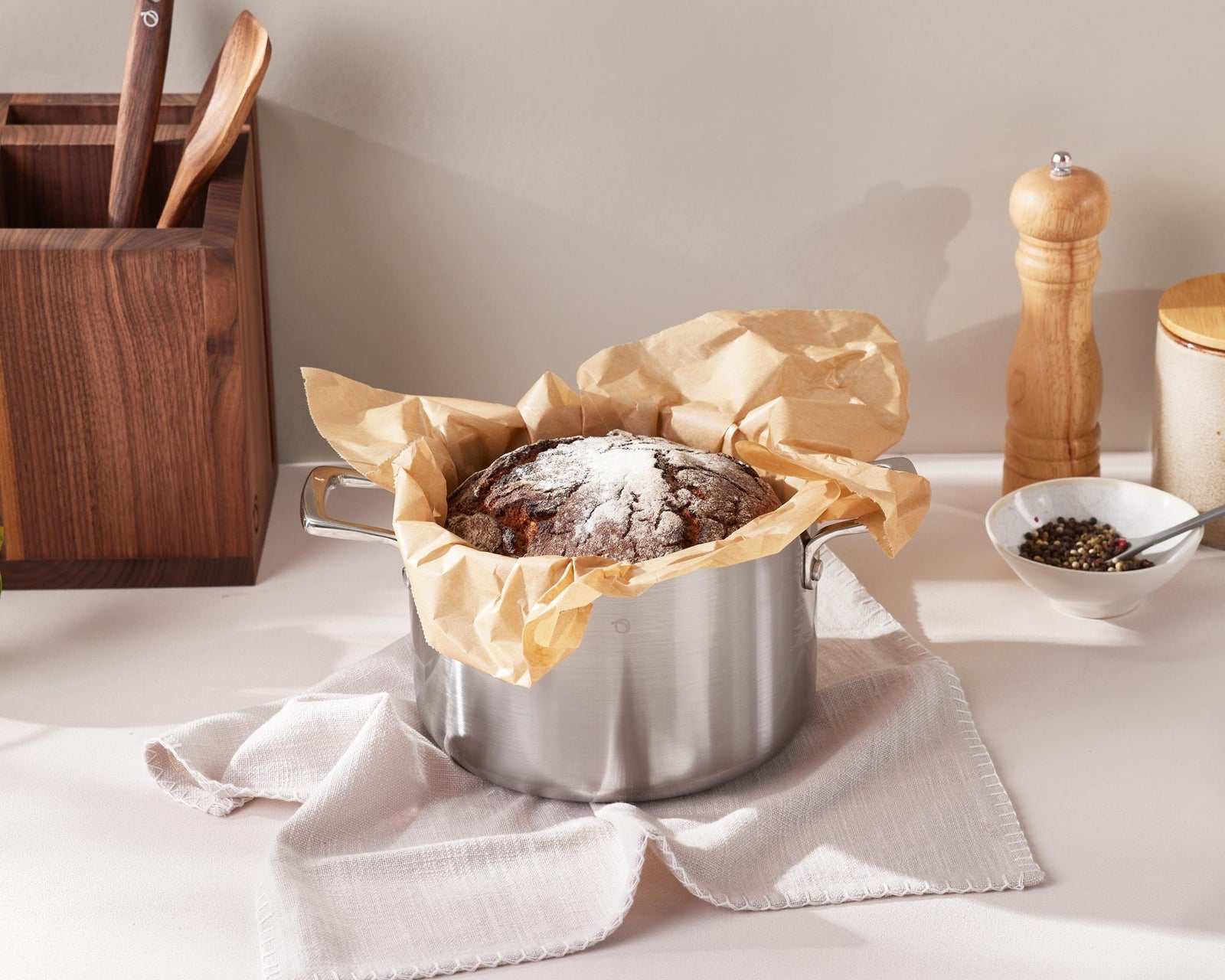 Laden Sie das Bild in den Galerie-Viewer, Casserole avec un noyau en cuivre
