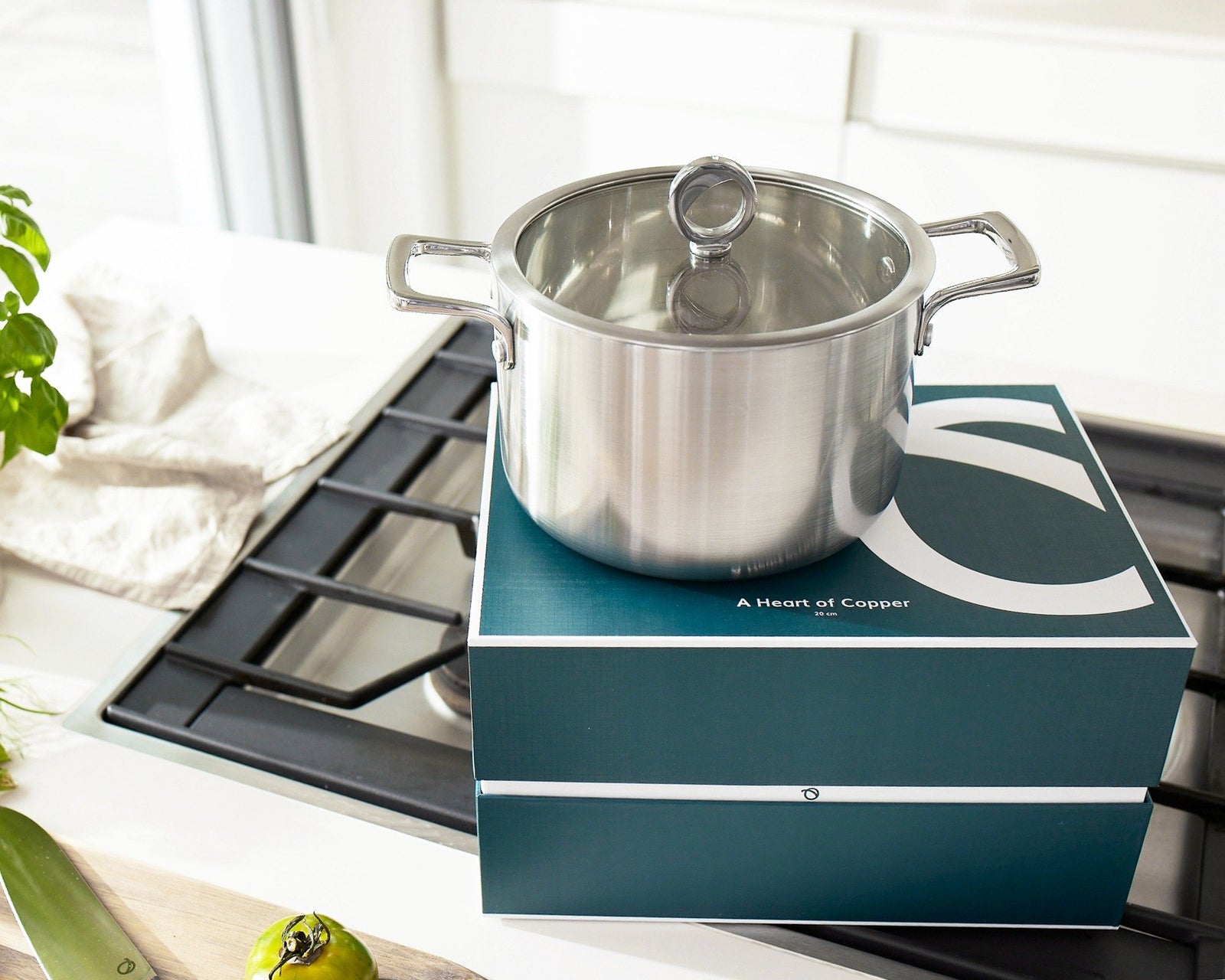 Laden Sie das Bild in den Galerie-Viewer, Casserole avec un noyau en cuivre
